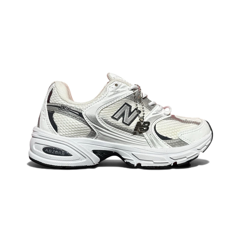 Tênis Vegas Store New Balance 530 branco e prata em mesh com tecnologia de amortecimento ABZORB e design retrô
